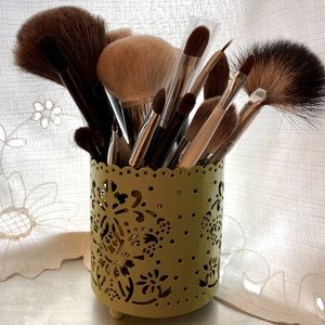 19 new and gently used make up brushes